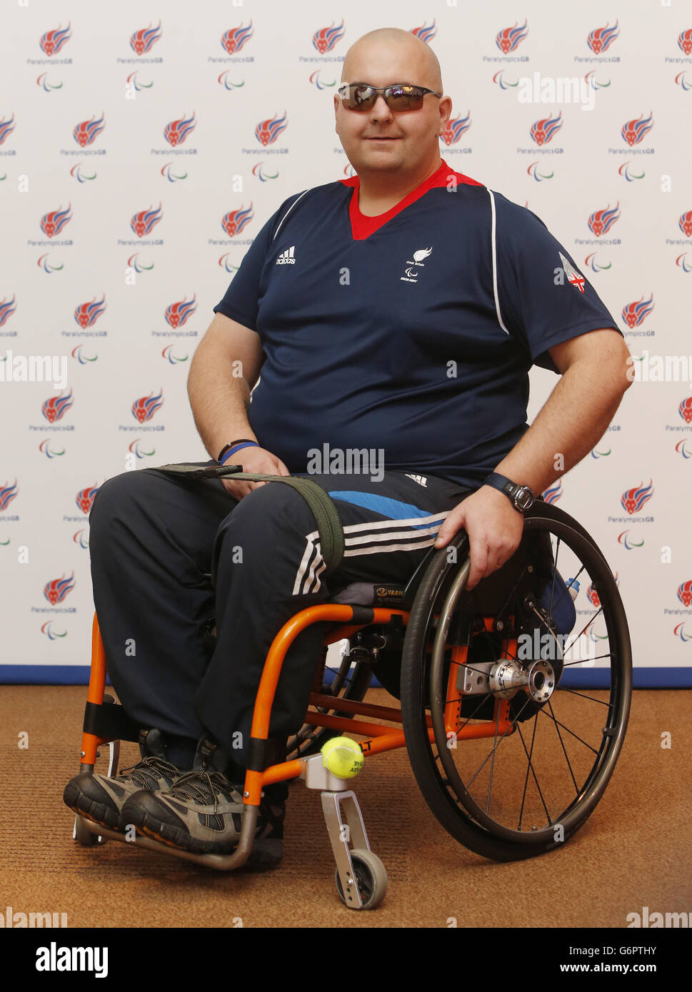 Gregor Ewan di Curling in sedia a rotelle durante il lancio del Paralimpic Team GB per Sochi al Radisson Blu Hotel, Glasgow. Foto Stock