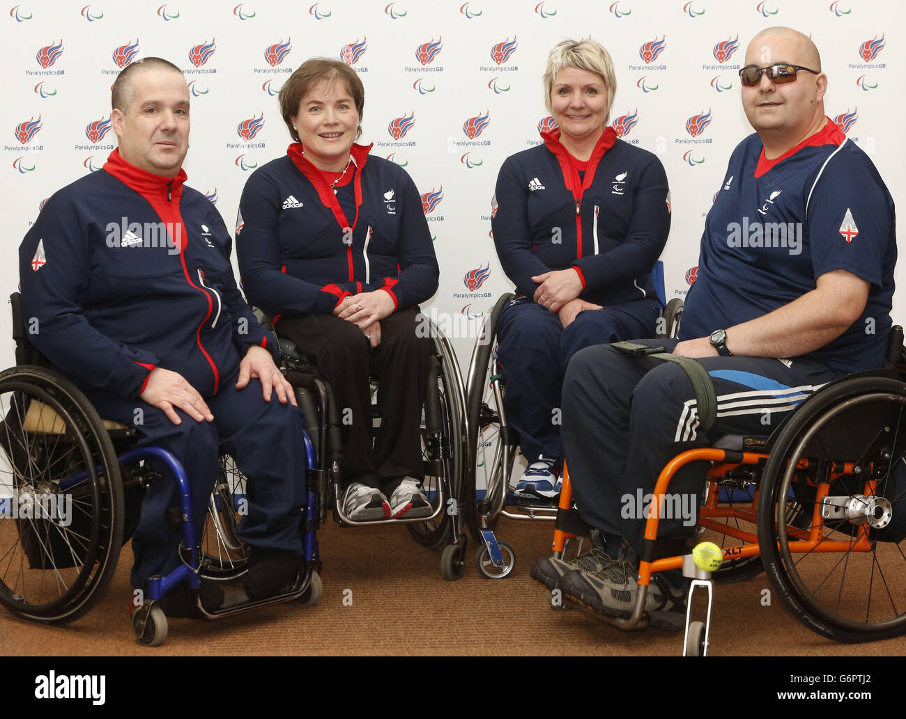 Sedia a rotelle Curling's (da sinistra a destra) Robert McPherson, Aileen Neilson, Angela Malone e Gregor Ewan durante il lancio del Paralympic Team GB per Sochi al Radisson Blu Hotel di Glasgow. Foto Stock