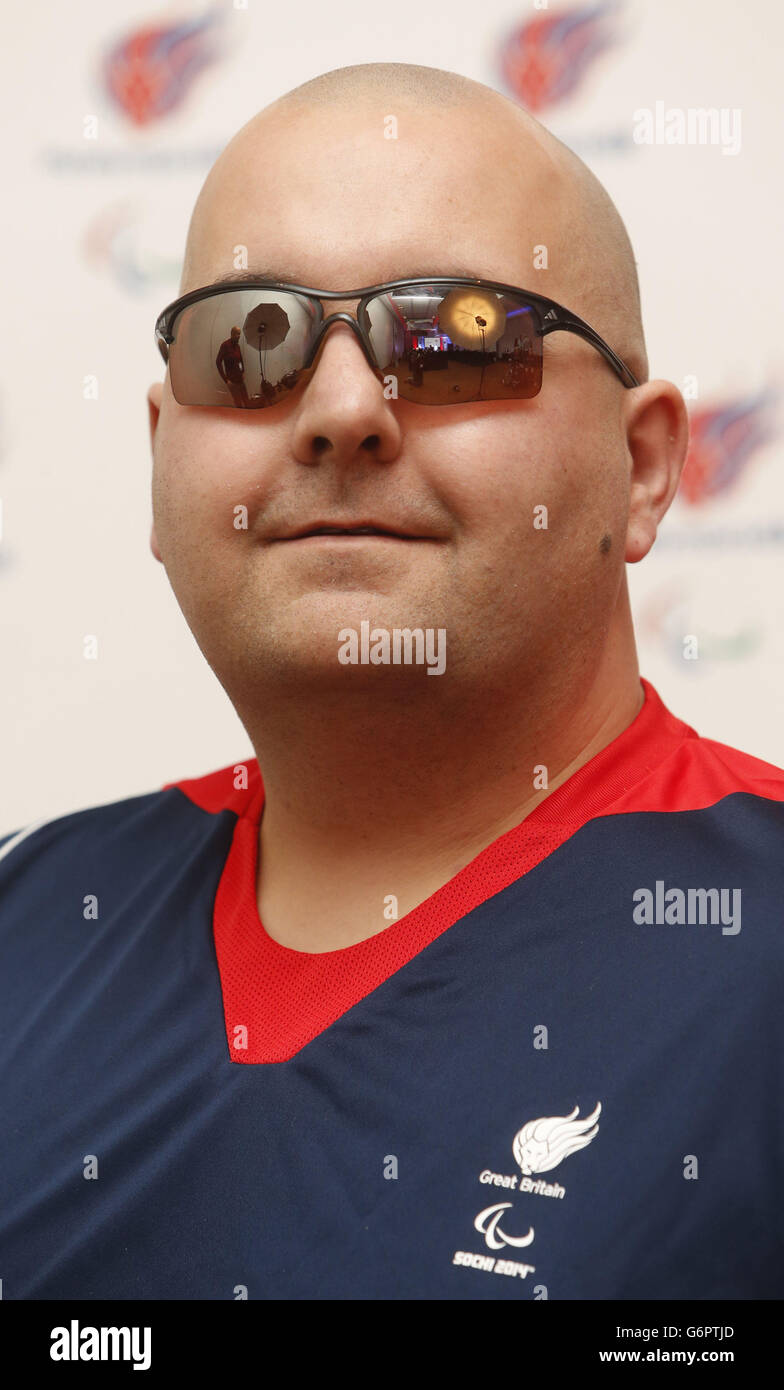 Gregor Ewan di Curling in sedia a rotelle durante il lancio del Paralimpic Team GB per Sochi al Radisson Blu Hotel, Glasgow. Foto Stock