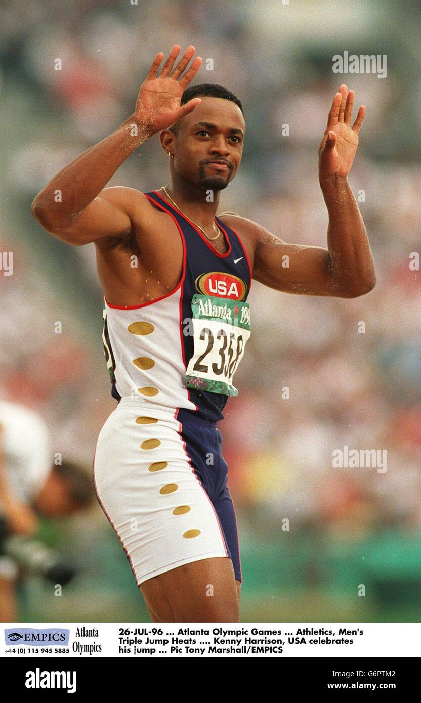 26-JUL-96 ... Giochi Olimpici di Atlanta ... Atletica, Tette triplice Jump  da uomo .... Kenny Harrison, USA celebra il suo salto Foto stock - Alamy