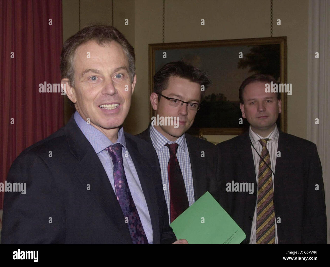 Il primo ministro Tony Blair (a sinistra) si unisce al suo personale e ai membri dell'ufficio domestico, incontrando i direttori non esecutivi di NHS Health Trust e degli ospedali di tutto il paese all'interno del n. 10 Downing Street, Londra. Il gruppo è stato invitato al n. 10 dal primo ministro per un'accoglienza informale. Foto Stock