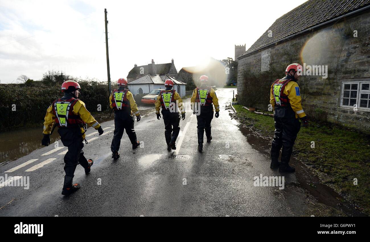 I membri dell'unità di ricerca subacquea della polizia di Avon e Somerset arrivano nel villaggio di Muchelney nel Somerset per offrire supporto ai residenti locali che sono stati isolati a causa delle alte acque alluvionali nei livelli del Somerset dall'inizio di gennaio. Foto Stock