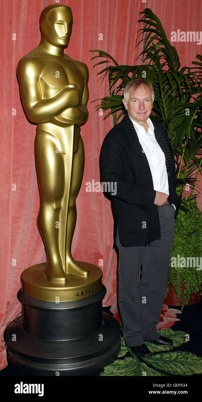 Il regista Peter Weir, nominato Academy Awards come miglior regista del suo film, "Master and Commander", arriva per l'Academy Awards Nominees Luncheon tenuto al Beverly Hilton di Beverly Hills, California. Foto Stock