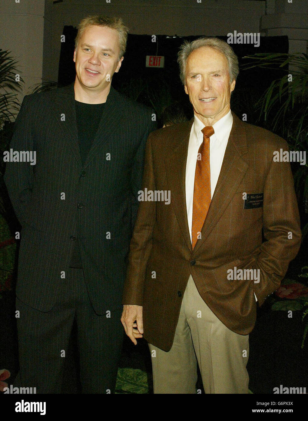 L'attore Tim Robbins (a sinistra), l'Academy Award come miglior attore di supporto per il suo ruolo in 'Mystic River', e Clint Eastwood, l'Academy Award come miglior direttore per 'Mystic River', arrivano per l'Academy Awards Nominees Luncheon tenuto al Beverly Hilton di Beverly Hills, California. Foto Stock