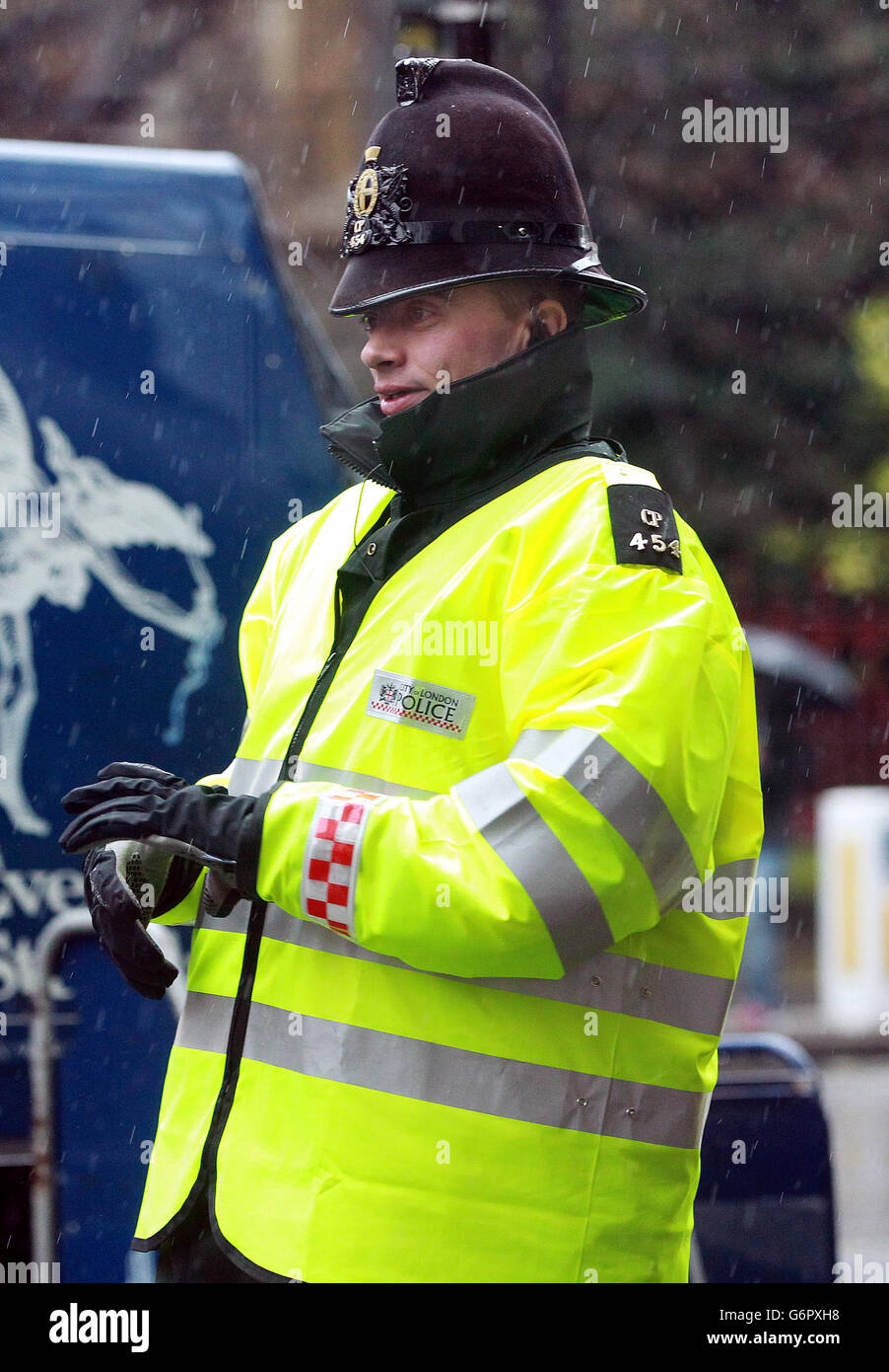 Un ufficiale di polizia della City of London in pattuglia a Farringdon, Londra. Foto Stock