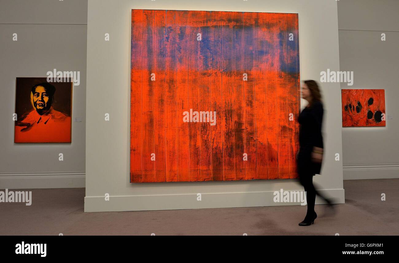 Una dipendente femminile di Sotheby cammina accanto al 'Wand (Wall)' di Gerhard Richter, nel loro showroom nel centro di Londra, che sarà venduto durante la vendita d'arte contemporanea della casa d'asta il mese prossimo. Foto Stock