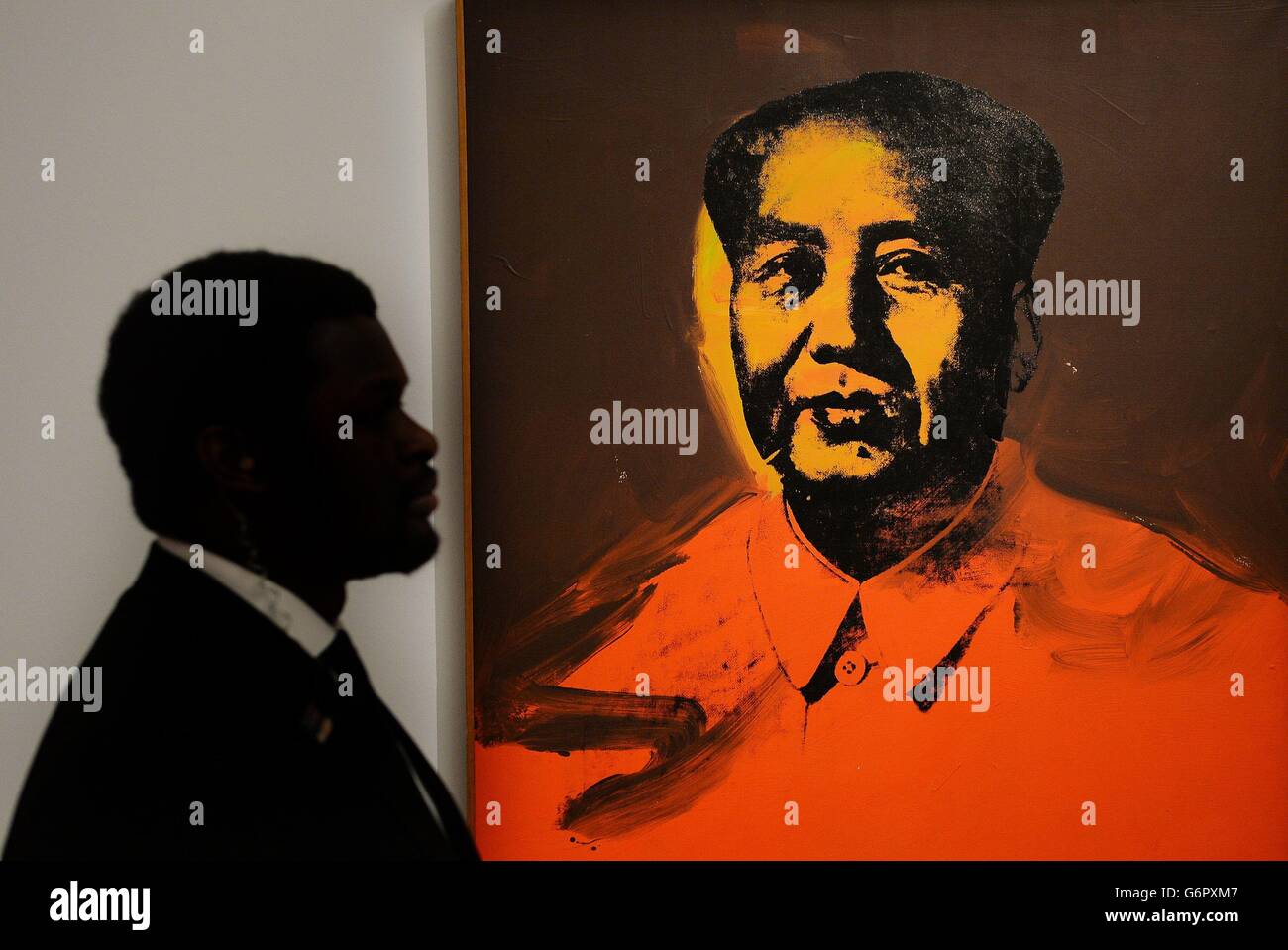 Una guardia di sicurezza di Sotheby si trova accanto a 'Mao' di Andy Warhol, presso il loro showroom nel centro di Londra, che si prevede di recuperare £5 milioni quando viene venduto durante la vendita di Arte Contemporanea della casa d'asta il mese prossimo. Foto Stock