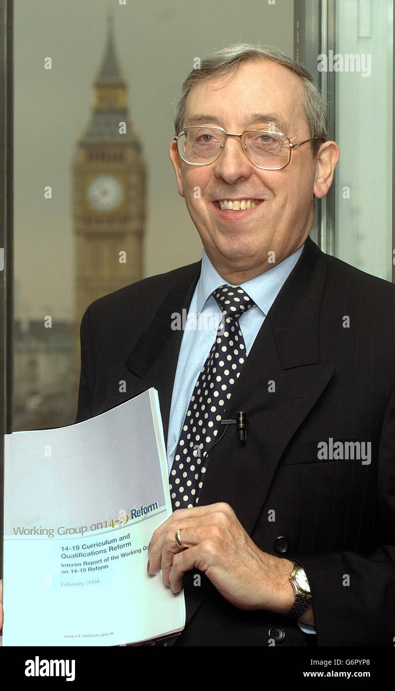 L'ex ispettore capo delle scuole Mike Tomlinson, presidente del gruppo di lavoro sulla revisione del governo dell'istruzione 14-19. Il principale scuotimento del modo in cui viene valutata e valutata la performance degli alunni delle scuole secondarie è stato svelato a Westminster, nel centro di Londra. I gradi di livello a potrebbero essere sostituiti da una scala a sette punti, con i punteggi più alti che sono difficili da raggiungere come gli attuali premi Advanced Extension per i più alti. Foto Stock