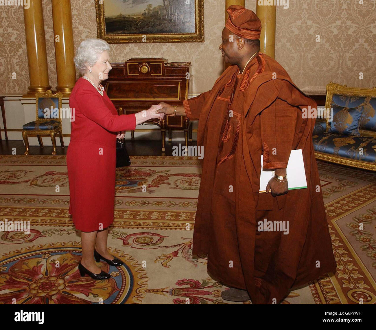 La Regina Elisabetta II della Gran Bretagna parla con sua Eccellenza l'Ambasciatore del Benin, Monsieur Edgar-Yves Monnou, dopo aver presentato le sue credenziali ad un pubblico privato a Buckingham Palace. Foto Stock