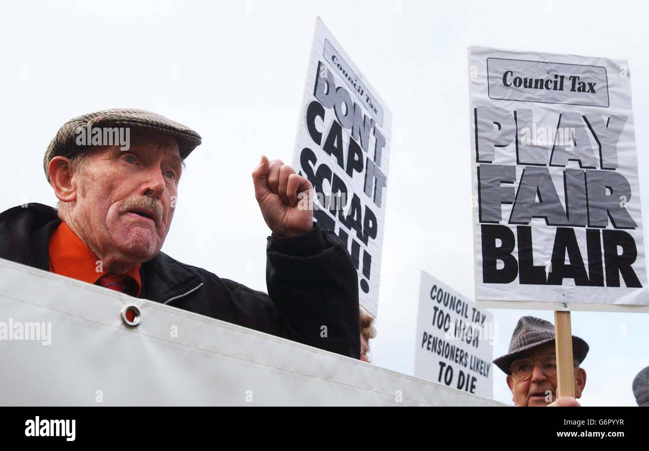 Paddy Ryan di 83 anni, il presidente del ramo della convenzione nazionale dei pensionati di Plymouth alla riunione del consiglio a Exeter. Ryan è entrato a far parte di un gruppo di pensionati che si sono lanciati in una manifestazione fuori dagli edifici del consiglio per protestare contro una proposta di aumento fiscale del consiglio. Circa 40 persone si sono unite alla demo "potere grigio" fuori dalla Devon County Hall di Exeter, dove i consiglieri dovrebbero confermare un aumento del 5.2% della tassa del consiglio dell'autorità dal 1° aprile. Foto Stock