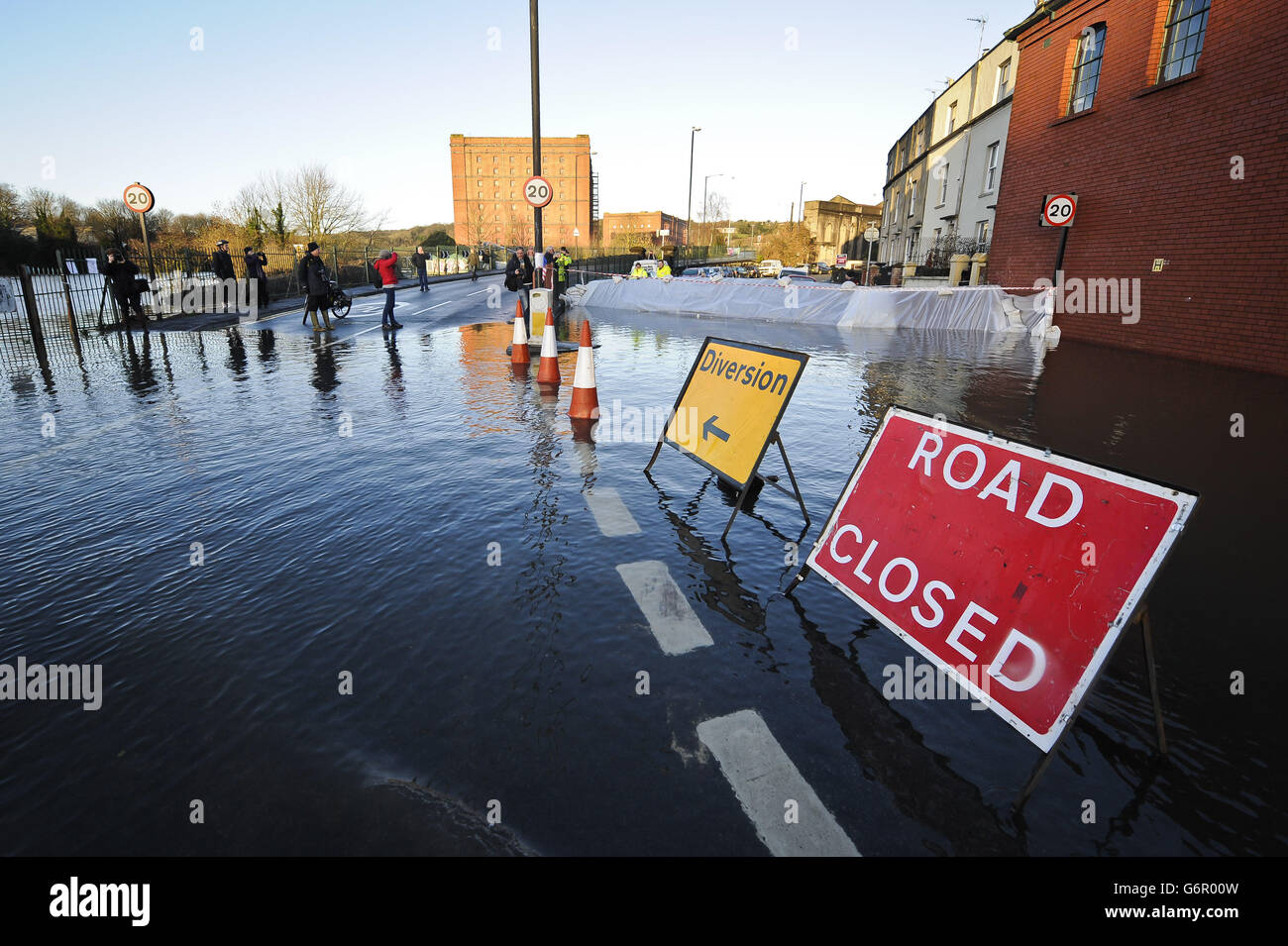 Le barriere difensive fluviali sono messe in atto come il fiume Avon a Bristol, inondazioni che circondano le strade. Foto Stock