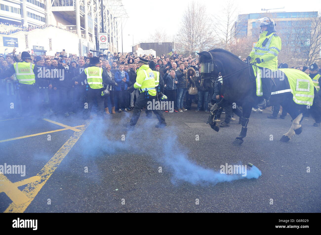 Il fumo blu atterra vicino alla polizia fuori dal terreno prima della partita della Barclays Premier League a St James' Park, Newcastle. Foto Stock