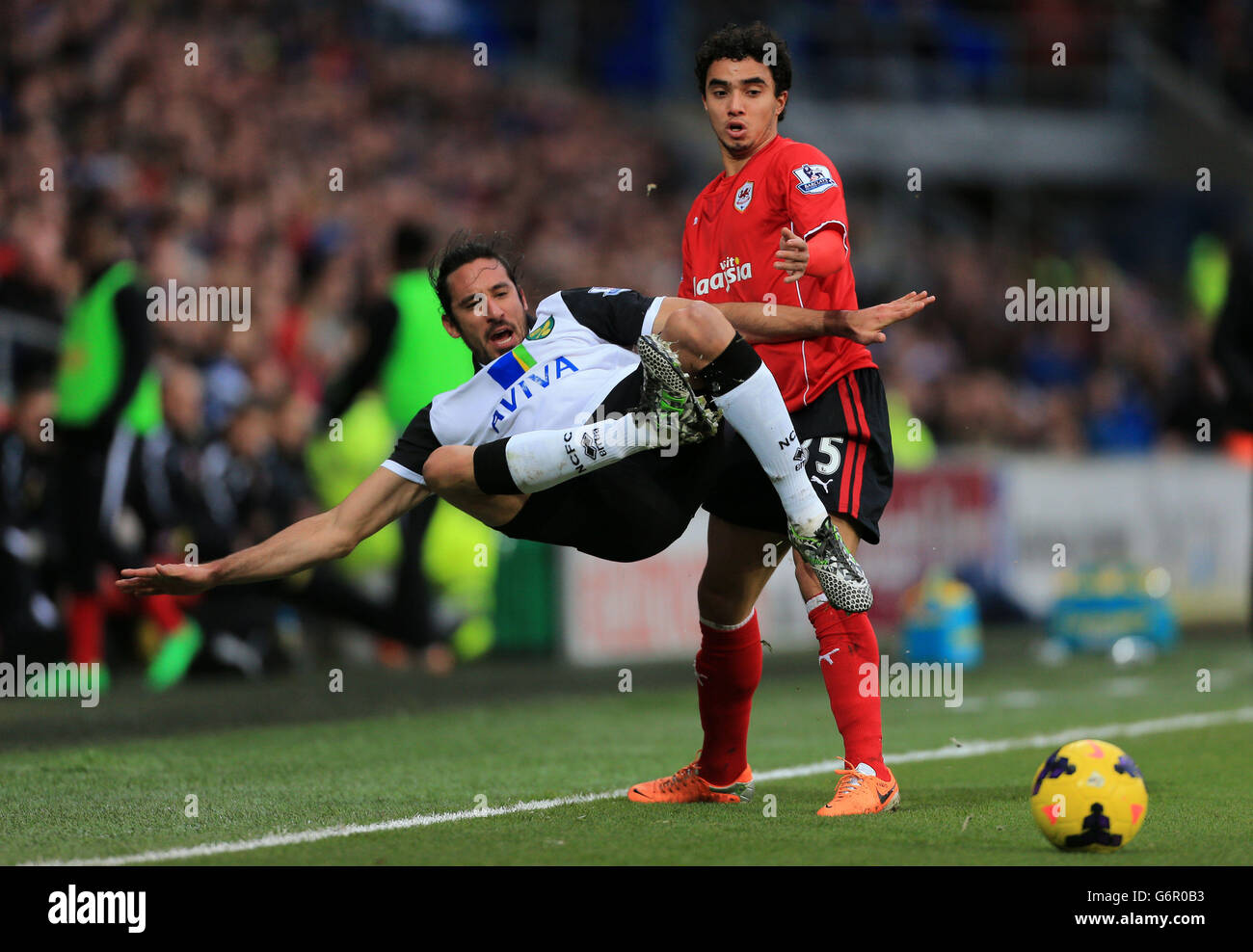 Jonas Gutierrez di Norwich City si scontra con il Fabio di Cardiff City (a destra) durante la partita Barclays Premier League al Cardiff City Stadium di Cardiff/ Data immagine: Sabato 1 febbraio 2014/ il credito fotografico dovrebbe essere: Nick Potts/PA Wire/ massimo 45 immagini durante una partita/ Nessun utilizzo in giochi, concorsi, merchandising, scommesse o servizi di club/giocatore singolo/ Foto Stock