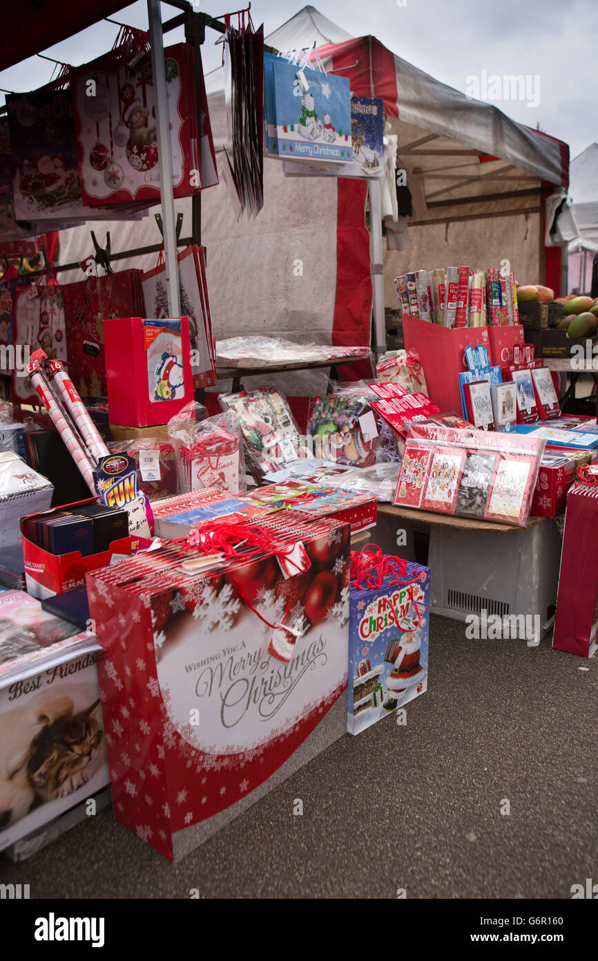 Regno Unito, Gloucestershire, Gloucester, re la piazza del mercato, carta natalizia in stallo Foto Stock