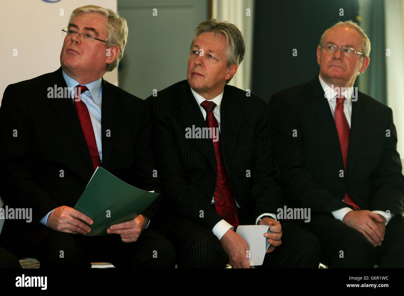 Tanaiste e Ministro degli Affari Esteri e del Commercio, Eamonn Gilmore (sinistra), primo Ministro dell'Irlanda del Nord Peter Robinson e vice primo Ministro Martin McGuinness al lancio dei dischi digitali del Monumento alla prima Guerra Mondiale dell'Irlanda presso il quartier generale EMEA di Google a Dublino. Foto Stock