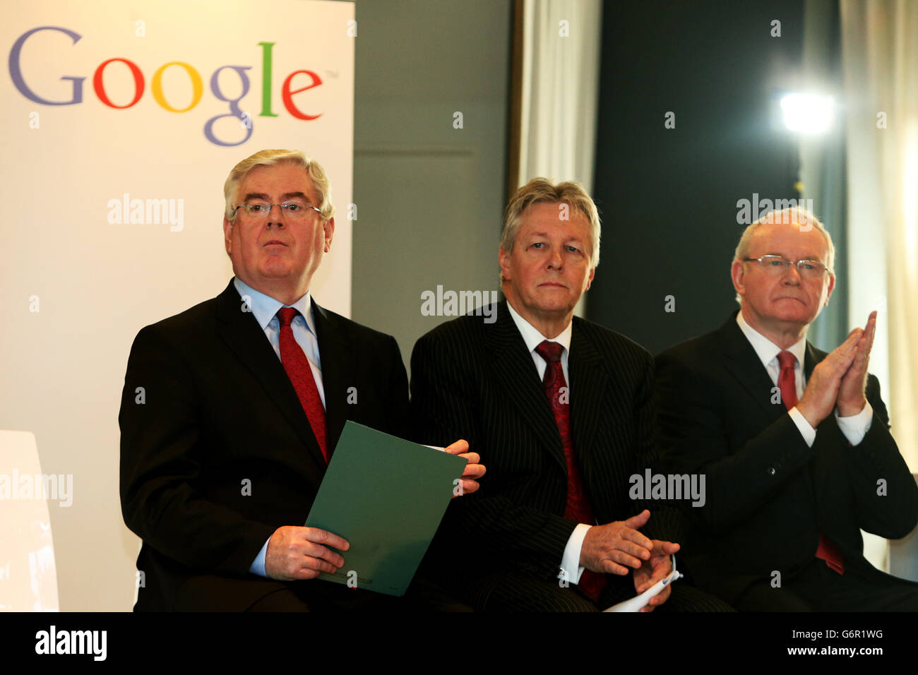 Tanaiste e Ministro degli Affari Esteri e del Commercio, Eamonn Gilmore (a sinistra), primo Ministro dell'Irlanda del Nord Peter Robinson, e vice primo Ministro Martin McGuinness al lancio dei dischi digitali del World War One Memorial dell'Irlanda presso la sede centrale EMEA di Google a Dublino. Foto Stock