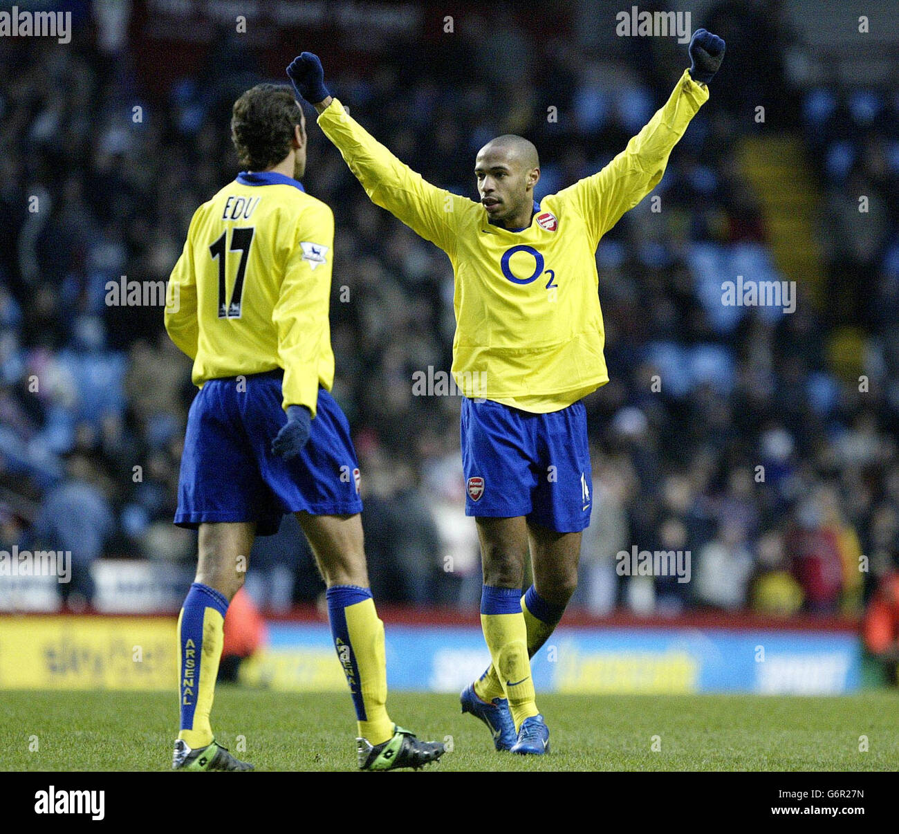 Thierry Henry dell'Arsenal celebra la vittoria con Edu (a sinistra) al fischio finale dopo che i due obiettivi di Henry hanno aiutato a battere Aston Villa 2-0 nella partita di premiership fa Barclaycard a Villa Park, Birmingham. Foto Stock