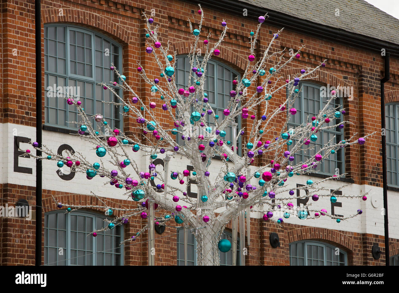 Regno Unito, Gloucestershire, Gloucester Quays, shopping centre in magazzini convertito, decorazioni di Natale Foto Stock