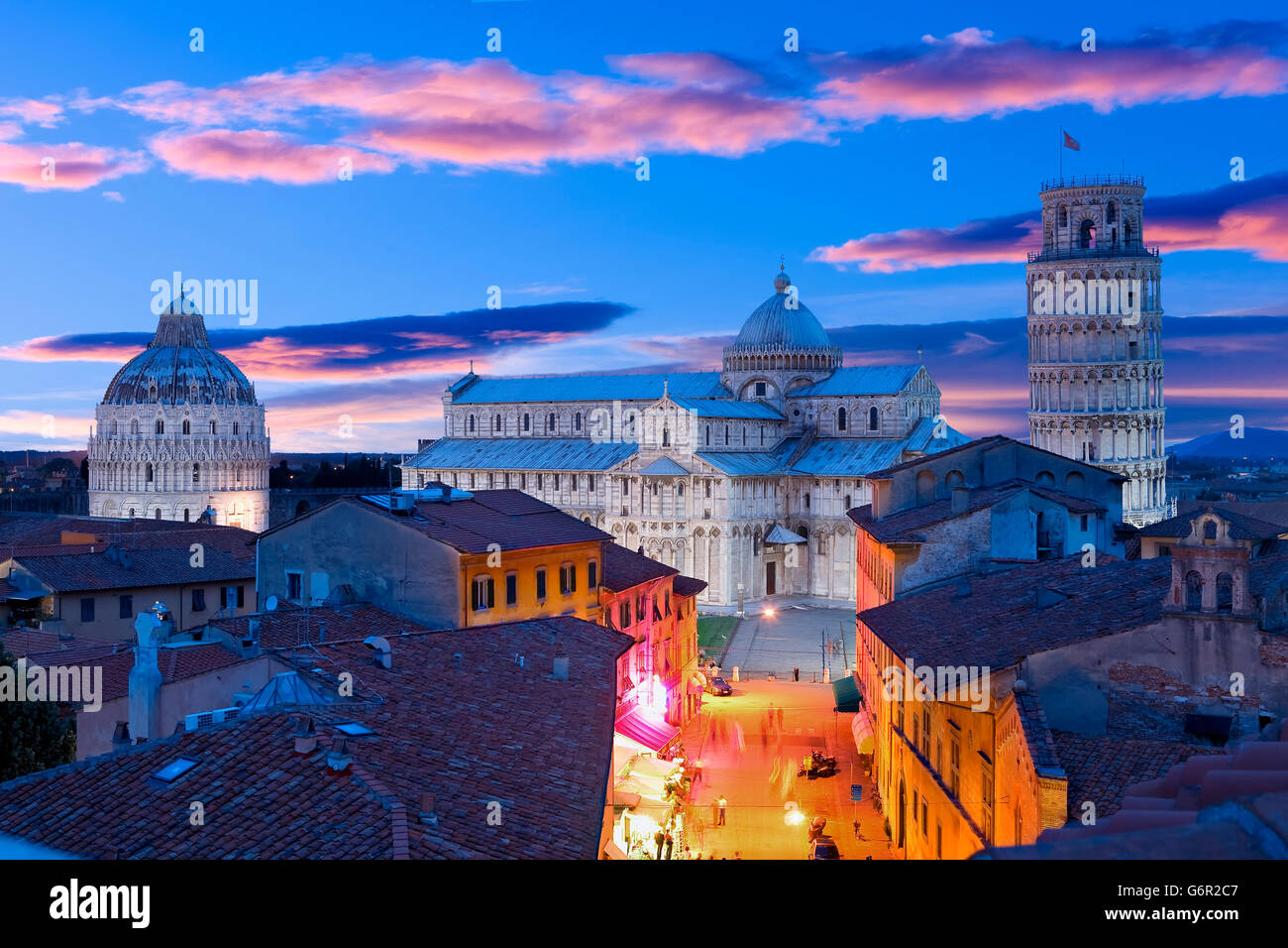 Torre Pendente e Cattedrale di notte a Pisa Foto Stock