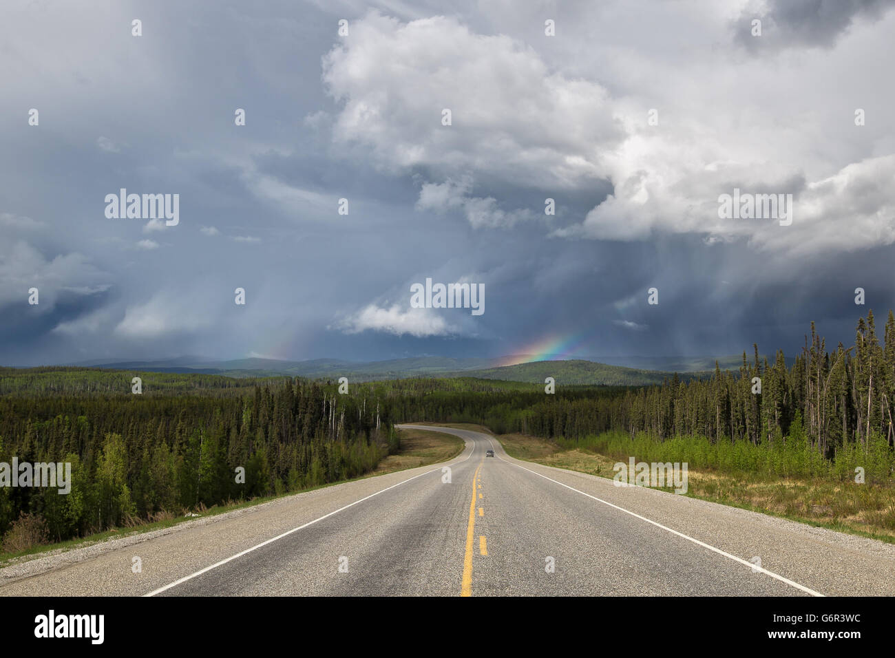 Alaska Highway lungo il fiume Liard e Northern Rockies Foto Stock