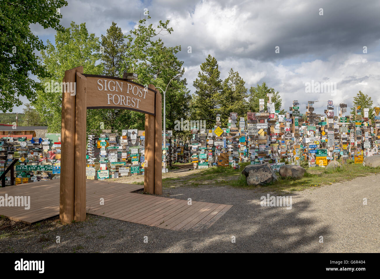 Segno posto foresta nel lago Watson, Yukon Foto Stock