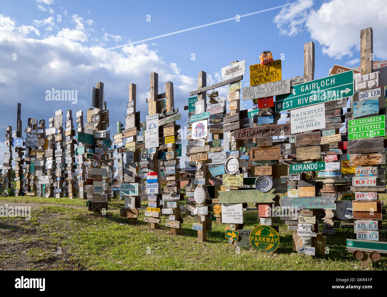 Segno posto foresta nel lago Watson, Yukon Foto Stock