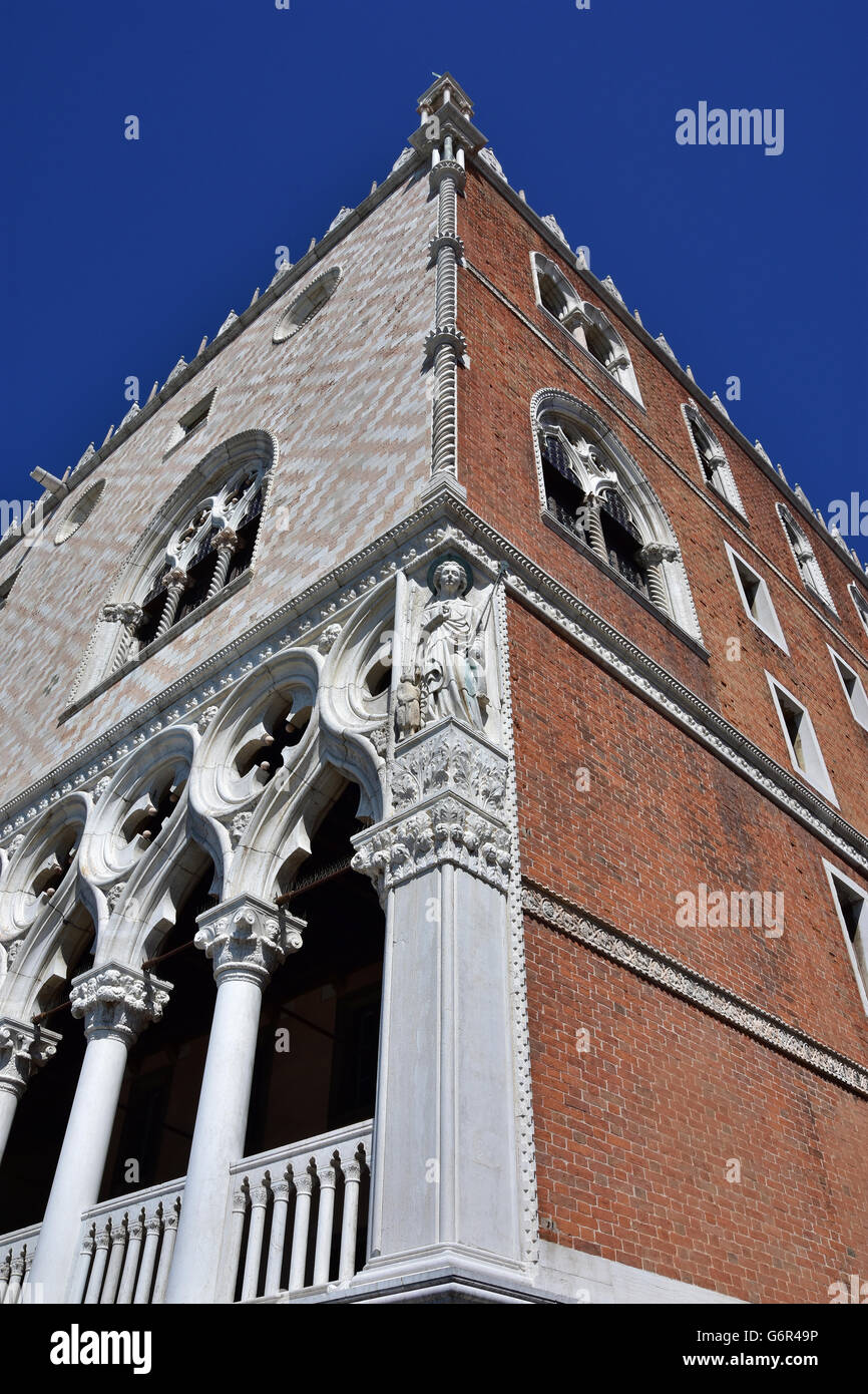 Palazzo Ducale a Venezia due diverse facciate con pietra bianca e mattoni rossi Foto Stock