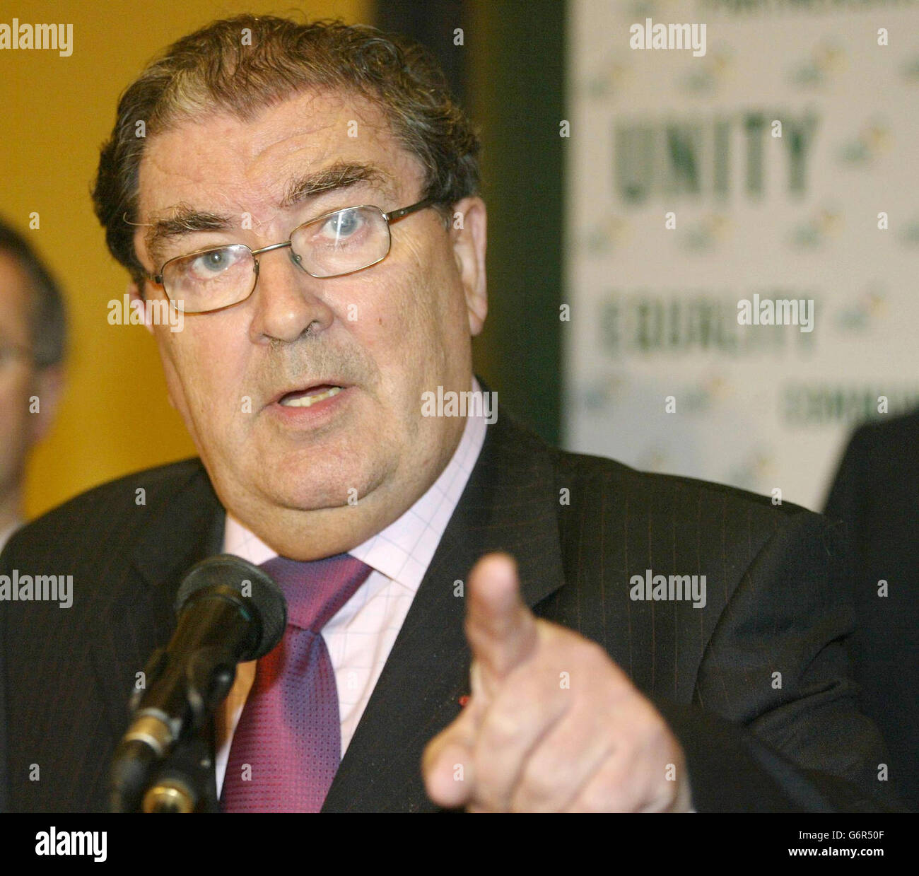 L'ex leader dell'SDLP John Hume ha parlato a una conferenza stampa a Belfast, Irlanda del Nord, dove ha annunciato di essere un deputato europeo alle elezioni europee di giugno. Il deputato Foyle, di 67 anni, che dal 1979 è deputato al Parlamento europeo, ha anche rivelato che, quando si chiameranno le prossime elezioni generali di Westminster, non sarà deputato. Il vincitore del premio Nobel è stato in salute povera da qualche tempo e ha detto che stava ritirandosi dall'Europa su consiglio medico. La sua decisione di ritirarsi viene settimane dopo che il politico veterano dell'Irlanda del Nord e il leader dell'Unione democratica, il Rev Ian Paisley, ha annunciato lui Foto Stock