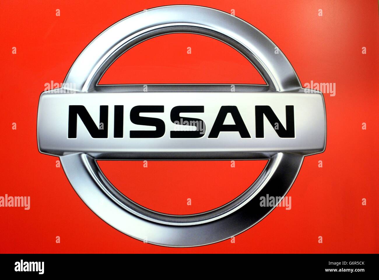 Un logo Nissan, mentre l'azienda lancia la seconda generazione di Qashqai, presso lo stabilimento di Nissan a Sunderland, dove la forza lavoro è destinata ad aumentare a più di 7,000 per la prima volta. Foto Stock