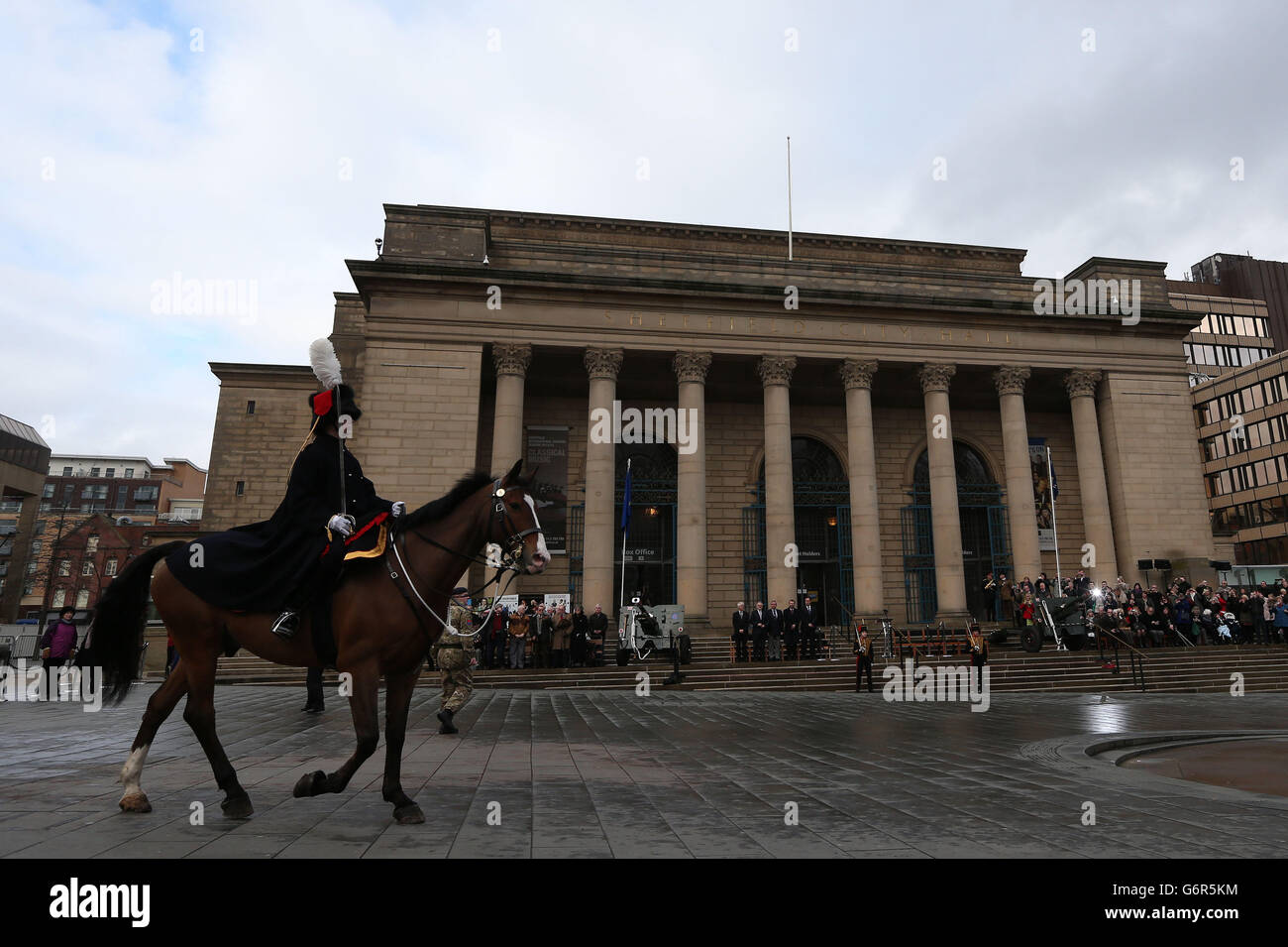 I membri della truppa di castagne 1° Regiment Royal Horse Artillery, sfilano davanti al Municipio di Sheffield, durante una parata di ritorno a casa, dopo il loro tour di servizio nella provincia di Helmand, Afghanistan. Foto Stock