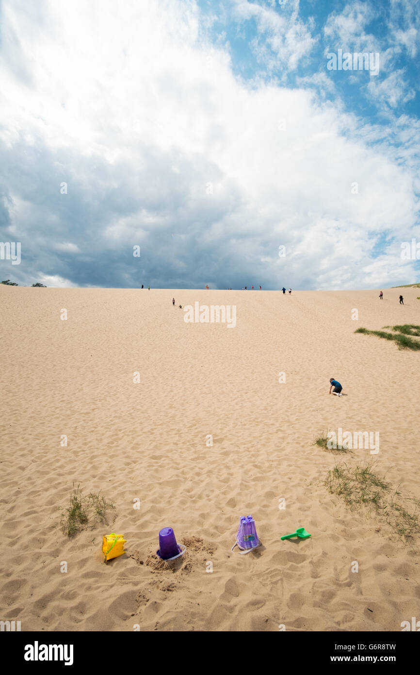 Famiglie trekking fino la duna di arrampicarsi su Sleeping Bear Dunes National Lakeshore. Foto Stock