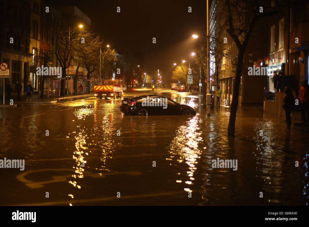 Tempo invernale 4 febbraio. Un'auto in acque alluvionali nella città di Cork. Foto Stock