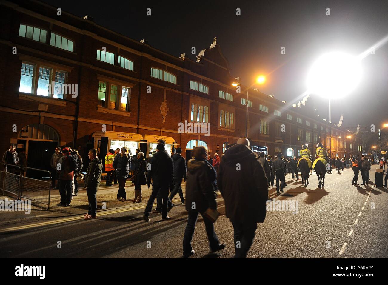 Calcio - fa Cup - Fourth Round Replay - Fulham v Sheffield United - Craven Cottage. Fulham tifosi al di fuori di Craven Cottage prima del gioco Foto Stock