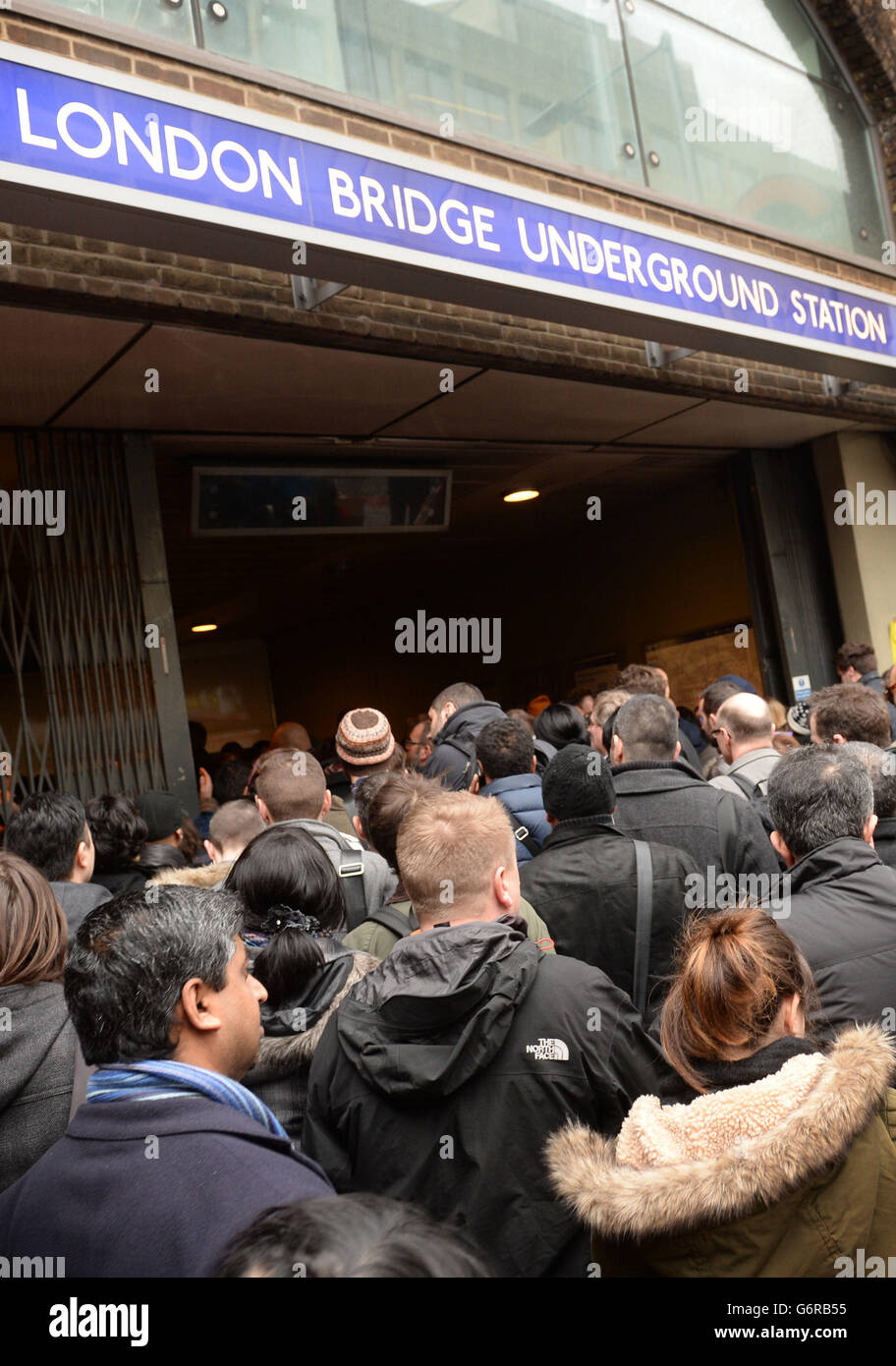 I pendolari alla stazione della metropolitana di London Bridge come uno sciopero sulla metropolitana di Londra hanno causato un gridlock sulle strade e un'enorme interruzione su tubi e autobus. Foto Stock