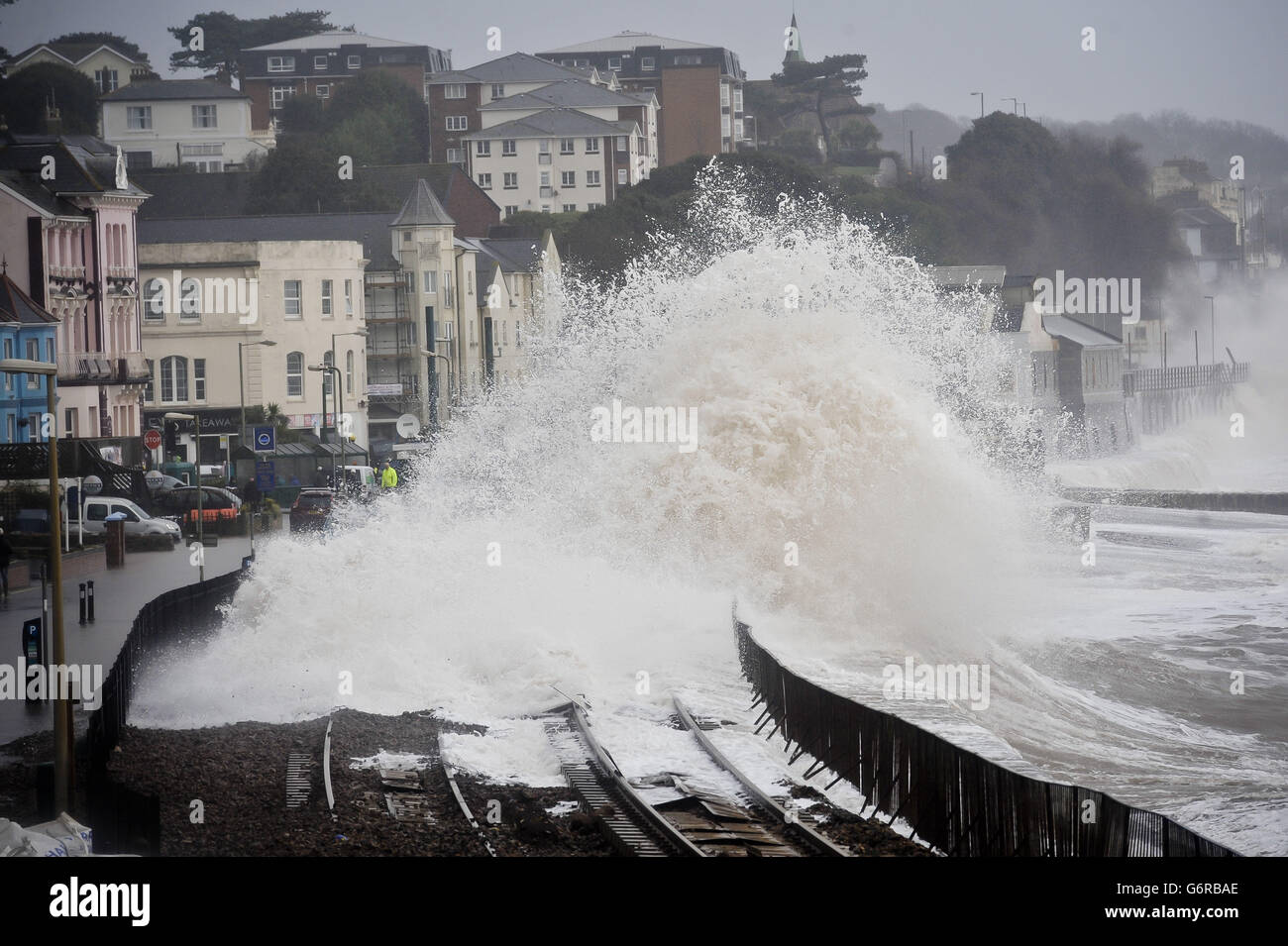 Un'enorme ondata di ondate si infrangono sulla ferrovia di Dawlish, causando danni, dove alte maree e forti venti hanno creato caos nella città del Devonshire, interrompendo le reti stradali e ferroviarie e danneggiando la proprietà. Foto Stock