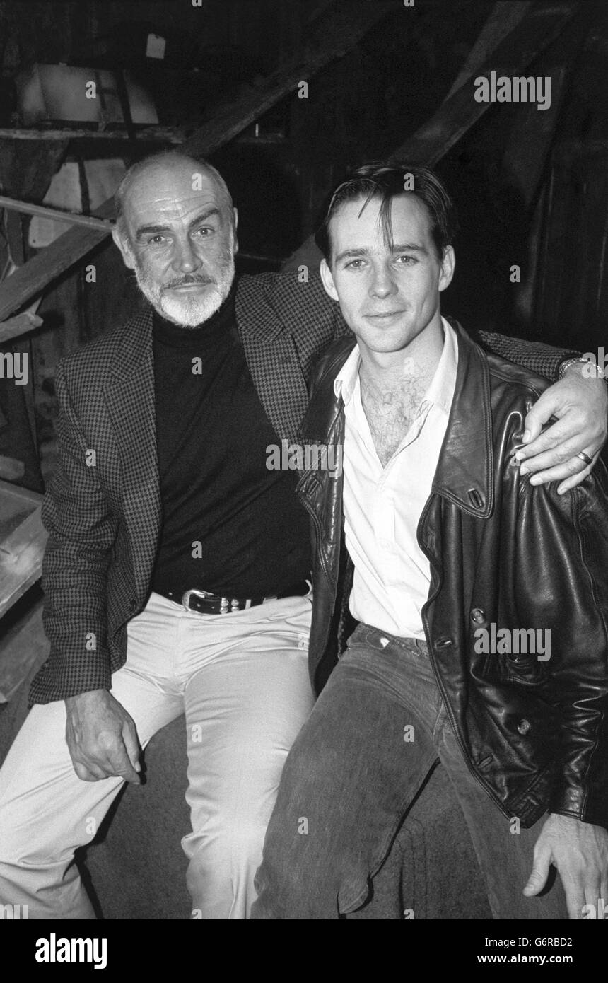 L'attore britannico Sean Connery che ha vinto il suo primo Oscar di Hollywood dopo 32 anni di produzione cinematografica, celebra un altro primo con suo figlio Jason, che ha fatto il suo debutto del West End in Journey's End da R.C. Sheriff al Whitehall Theatre di Londra. Foto Stock