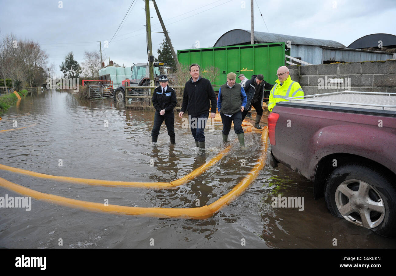 Cameron visite regioni colpite dalle inondazioni Foto Stock