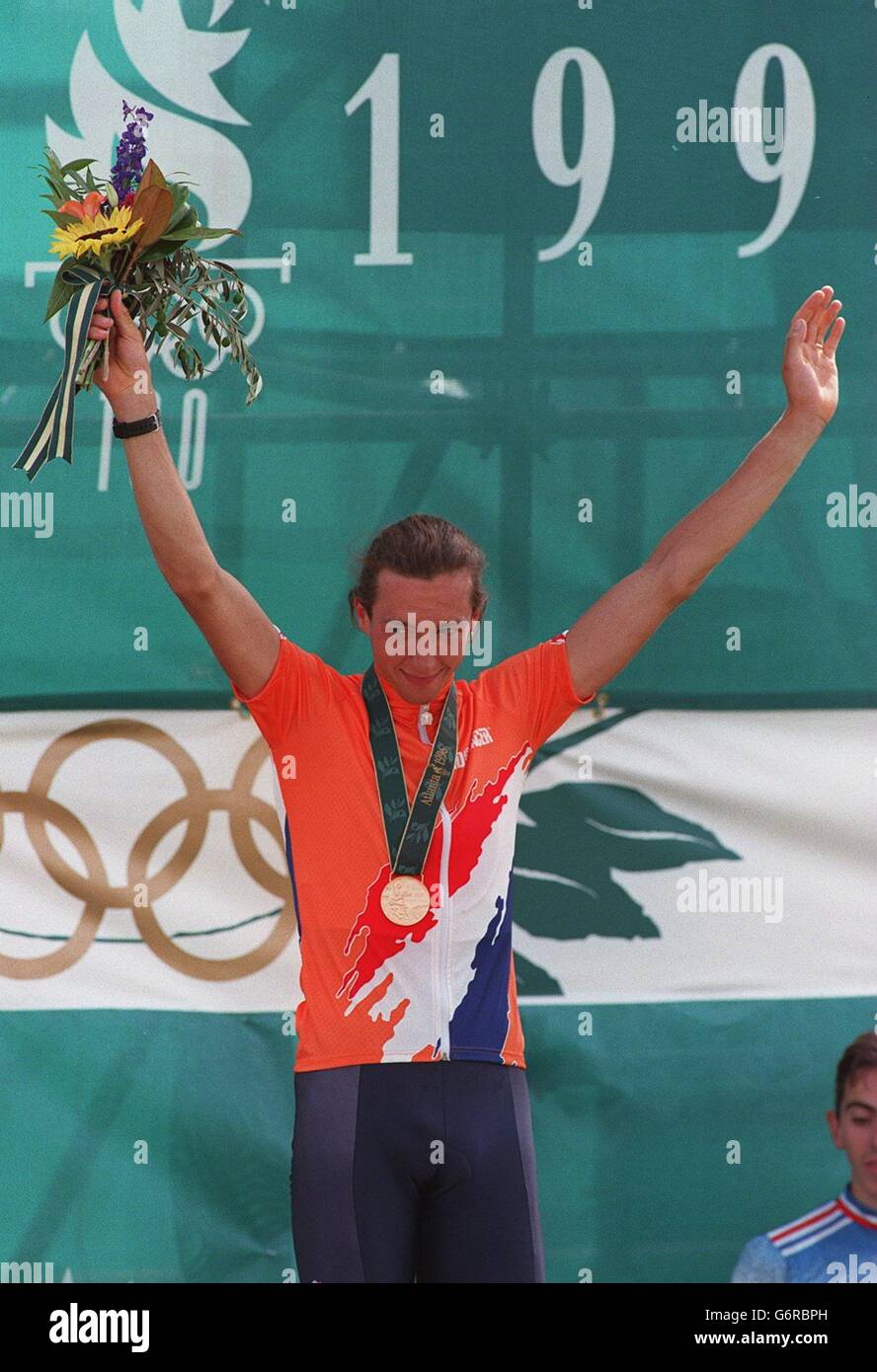 Atlanta Giochi Olimpici ... Mountain Bike da sci di fondo - uomo. Bart Jan Brentjens di Netherland festeggia con la sua medaglia d'oro Foto Stock