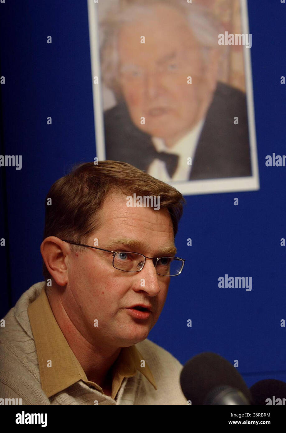 Ken Workman appelli per informazioni, presso la stazione di polizia di Hertfordshire sull'assassinio di suo zio, il colonnello Robert Riley Workman, 83, che è stato ucciso il mese scorso alla porta della sua casa nel villaggio di Furneux Pelham, Hertfordshire. I detective hanno inoltre informato i media sullo stato di avanzamento delle indagini in occasione dell'appello alla stazione di polizia di Hertford. Foto Stock