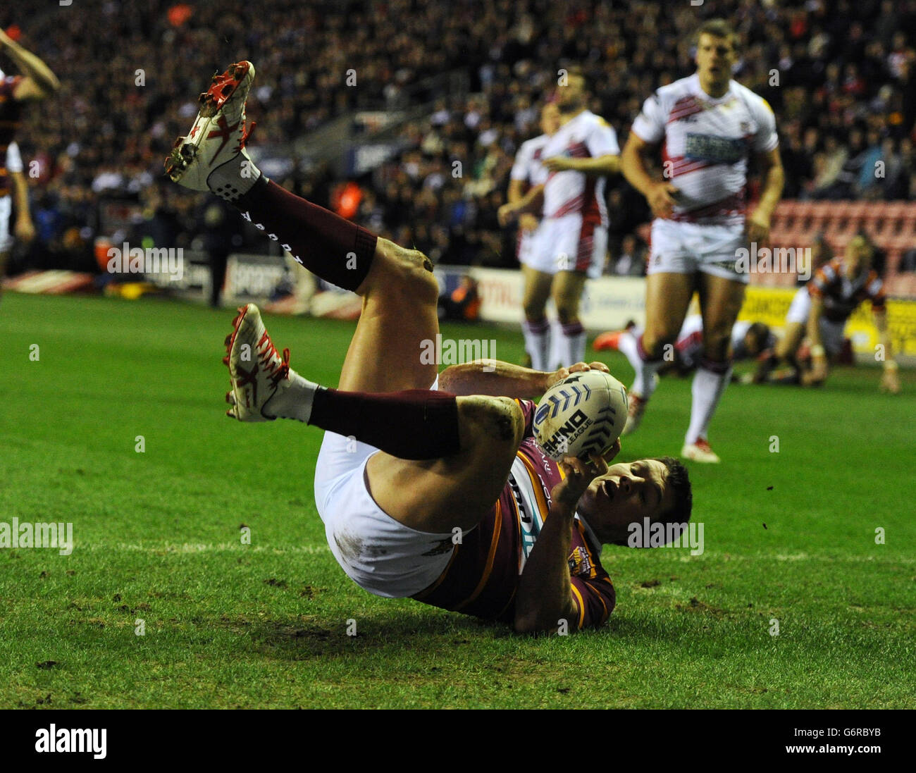 Rugby League - First Utility Super League - Wigan Warriors / Huddersfield Giants - DW Stadium. Huddersfield Giants Brett Ferres ha provato durante la prima partita della Utility Rugby League al DW Stadium di Wigan. Foto Stock