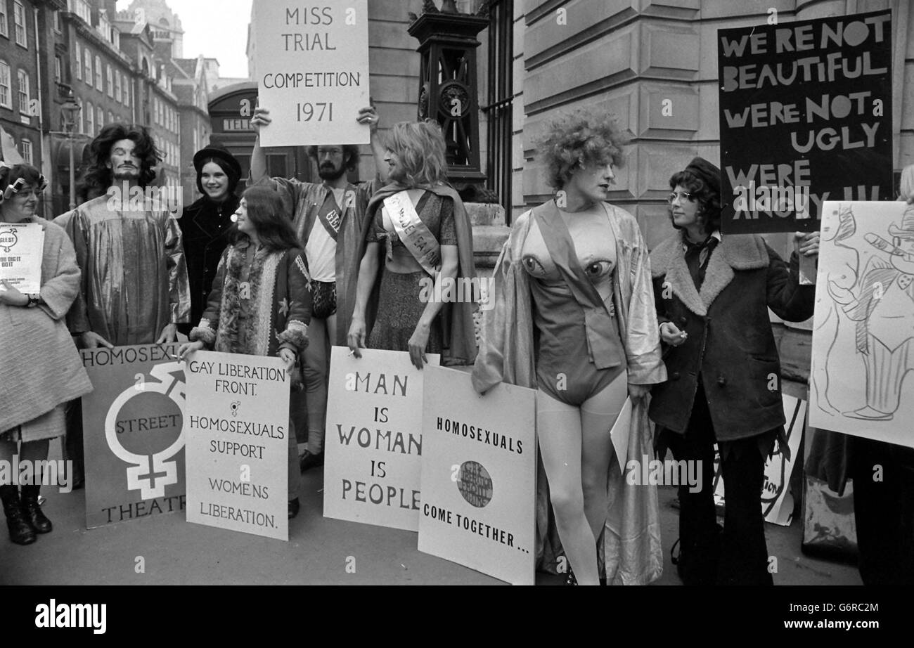 I membri del fronte di Liberazione gay che si oppongono allo sfruttamento delle donne, manifestando al di fuori della Corte di Bow Street. Foto Stock
