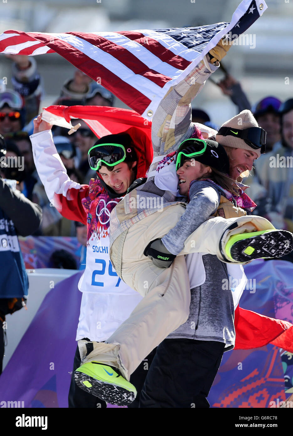 Sage Kotsenburg (al centro) celebra la vittoria dell'oro con la medaglia d'argento della Norvegia, Staale Sandbech e la medaglia di bronzo del Canada, Mark McMorris (a sinistra), seguendo la finale da uomo dello Snowboard Slopestyle al Rosa Khutor Extreme Park durante i Giochi Olimpici di Sochi del 2014 a Krasnaya Polyana, Russia. Foto Stock