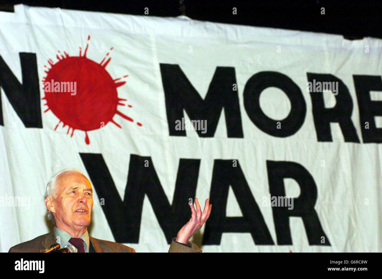 Il Presidente della Coalizione di Stop the War Tony Benn si è rivolto alla conferenza annuale della Coalizione di Stop the War, tenutasi presso il Camden Centre nel centro di Londra. La Coalizione si è stabilita sulla mappa politica e di campagna lo scorso anno e rimane determinata a prevenire future guerre e a tenere il governo conto delle loro azioni. Foto Stock