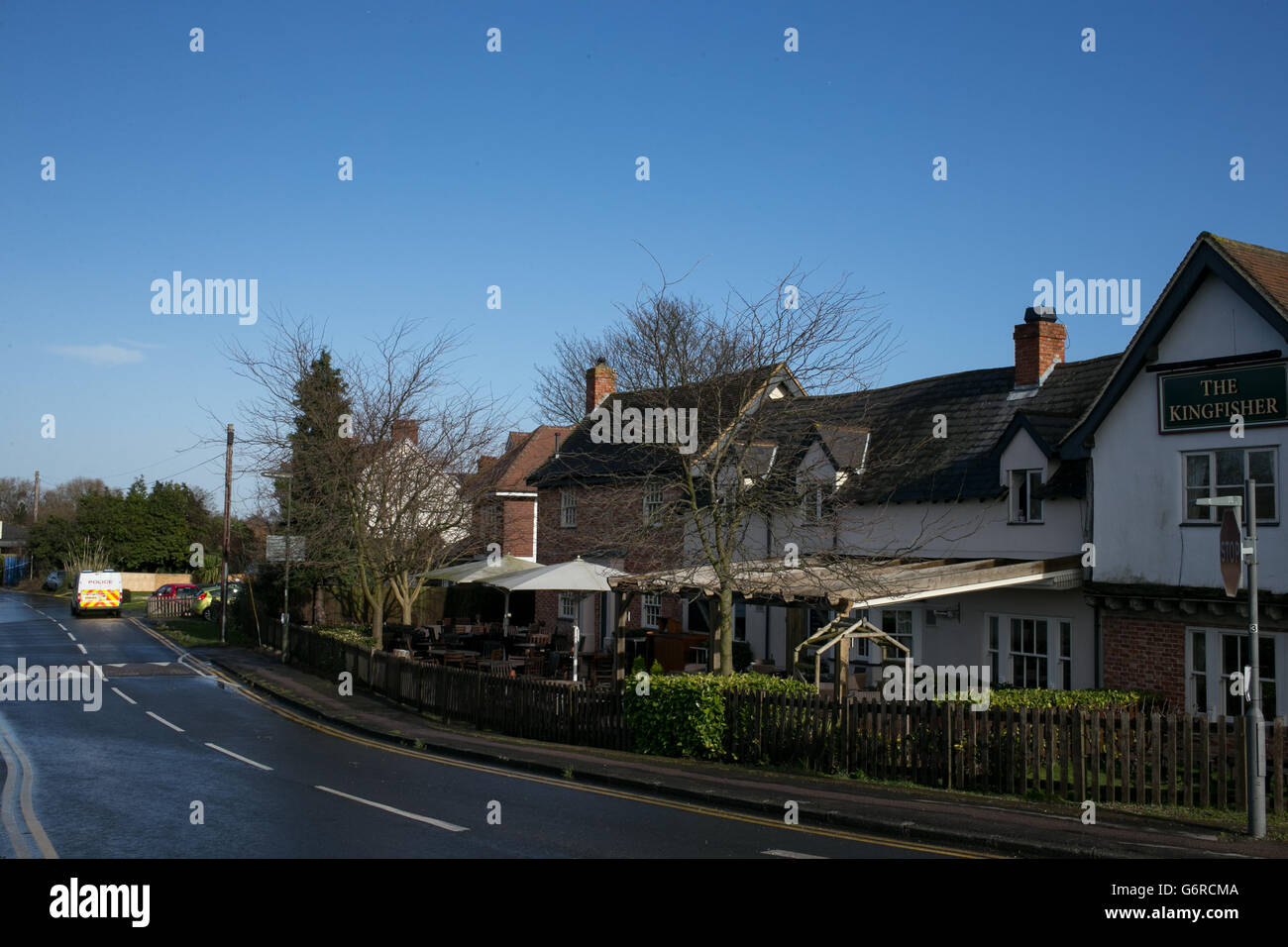 La polizia ha detto che la polizia ha ricoverato due persone e un bambino in ospedale dopo essersi ammalati, perché le proprietà sono state evacuate a Chertsey, Surrey. Foto Stock