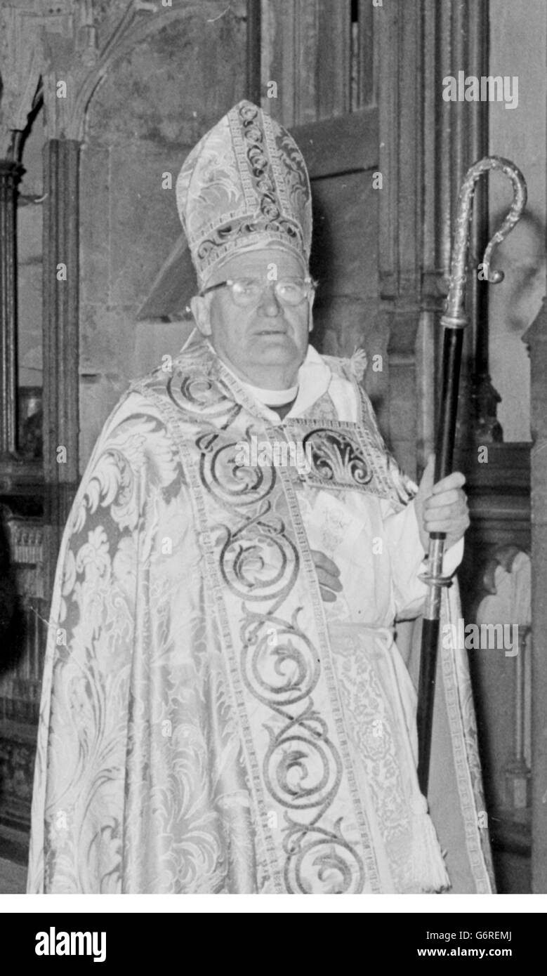 Michael Ramsey, Arcivescovo di Canterbury, indossa le sue vestaglie cerimoniali. Foto Stock
