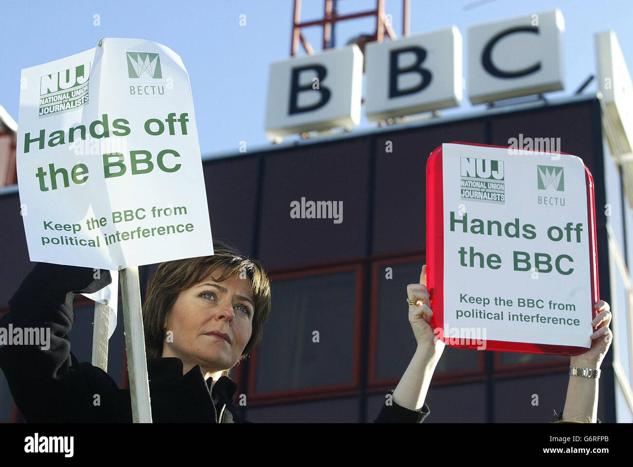 Il newsreader Carol Malia si unisce ai membri del personale della BBC mentre protestano presso gli studi della BBC a Newcastle-upon-Tyne, dopo la pubblicazione del rapporto Hutton. Le dimostrazioni dovevano svolgersi al di fuori degli uffici e degli studi della BBC in tutto il Regno Unito per tentare di indebolire l'indipendenza dell'organizzazione. Foto Stock