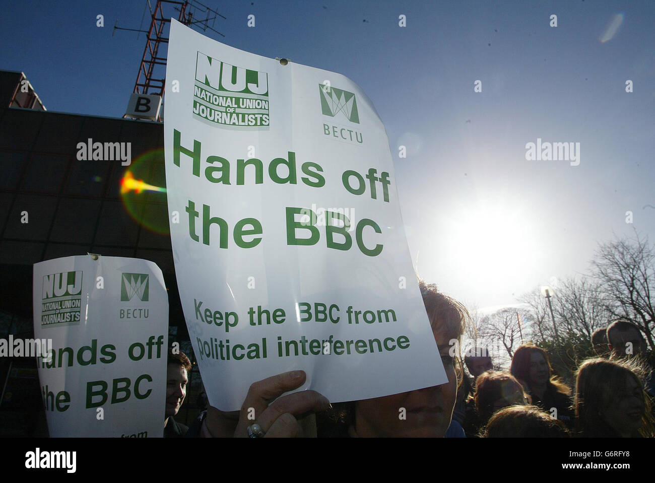 I membri del personale della BBC protestano contro gli studi della BBC a Newcastle-upon-Tyne, dopo la pubblicazione del rapporto Hutton. Le dimostrazioni dovevano svolgersi al di fuori degli uffici e degli studi della BBC in tutto il Regno Unito per tentare di indebolire l'indipendenza dell'organizzazione. Foto Stock