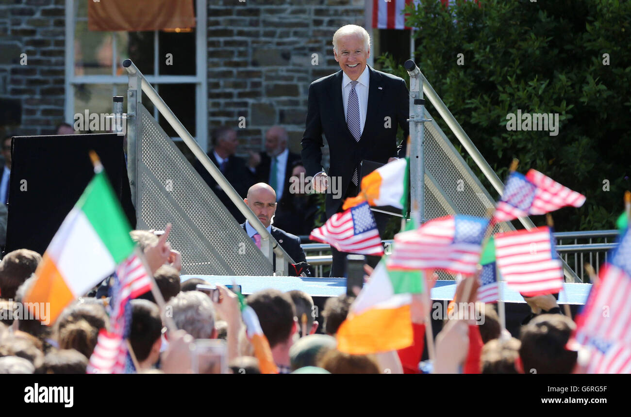 Noi vice-presidente Joe Biden si prepara ad offrire un discorso nel parco del Castello di Dublino come parte dei suoi sei giorni di visita in Irlanda. Foto Stock