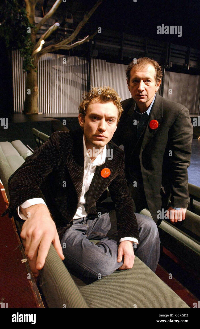 L'attore Jude Law e il direttore artistico David LAN lanciano un appello pubblico per contribuire a raccogliere 12.5 milioni di euro verso il rinnovo del Young Vic presso il teatro nel centro di Londra. Costruito nel 1970 per durare 5 anni, il Young Vic sta subendo un'importante ristrutturazione da parte di architetti premiati, Haworth Tompkins Architects. Foto Stock