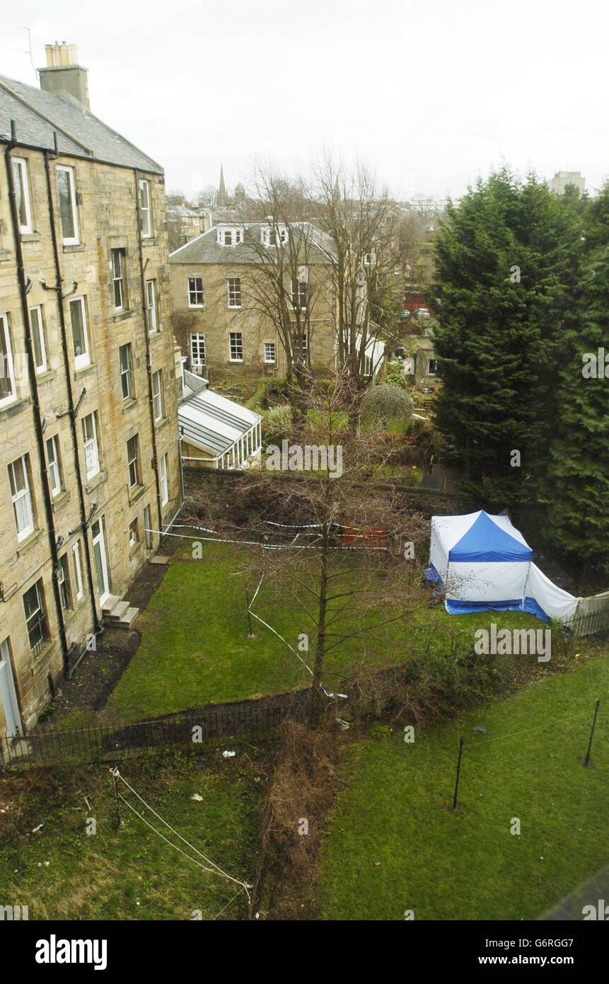 La scena nel giardino posteriore di Merchiston Avenue, a Edimburgo, dove è in corso un'indagine dopo che il corpo di un uomo è stato trovato in un giardino. Un portavoce della polizia di Lothian e Borders ha detto che i detective stavano seguendo una "linea d'inchiesta positiva". Foto Stock